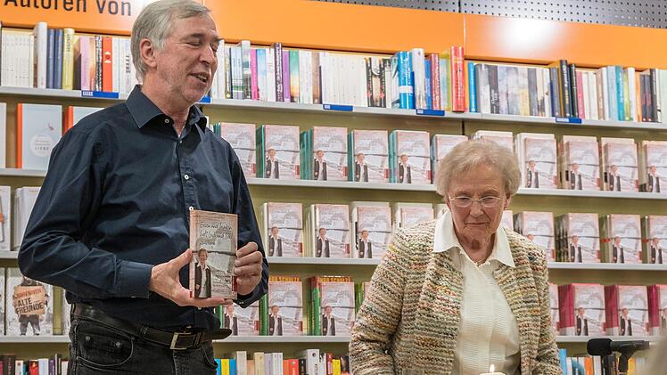 Buchvorstellung von und mit Rettl Motschenbacher in der Bücherei Hübscher. Foto: Wolfram Schmidt