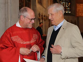 Die Ehrennadel des Bistums Würzburg überreichte Stadtpfarrer Pater Markus Reis OSB (links) an Fritz Beudert, der seit über 70 Jahren im Kirchenchor singt und sich auch sonst viele Verdienste um die Pfarrei erworben hat. Foto: Dieter Britz
