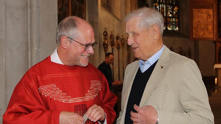 Die Ehrennadel des Bistums Würzburg überreichte Stadtpfarrer Pater Markus Reis OSB (links) an Fritz Beudert, der seit über 70 Jahren im Kirchenchor singt und sich auch sonst viele Verdienste um die Pfarrei erworben hat. Foto: Dieter Britz