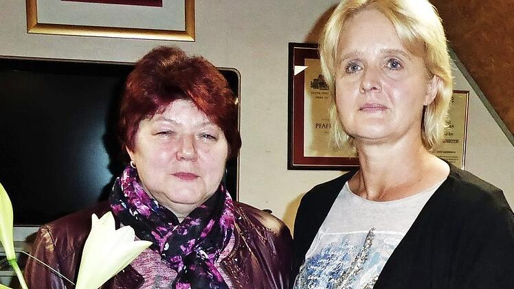 36 Jahre lang steuerte Vorsitzende Maria Wiehle (links) das Vereinsschiff. Heike Bayer dankte ihr daf&uuml;r. Fotos: Bernd Kleinert