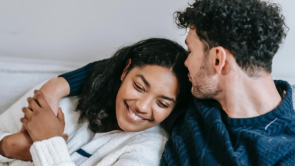 5 Tipps für mehr Kuscheln in deiner Beziehung Mit diesen Tipps den Partner oder die Partnerin vom Kuscheln überzeugen