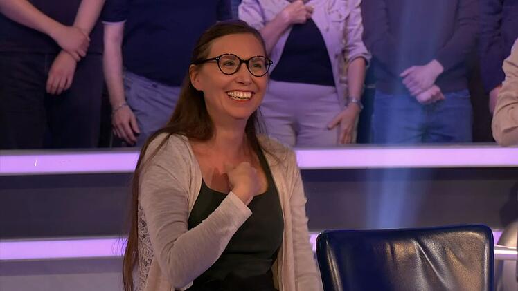Viviane Clarin, Enkelin von "Pumuckl"-Stimme Hans Clarin, sorgte mit Lachyoga f&uuml;r Heiterkeit. Sie fiel von 16.000 auf 500 Euro.