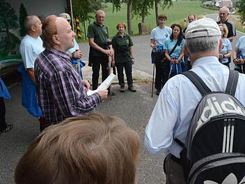 Bernd Graf (links), Sachgebietsleiter Kreisheimatpflege des Landkreises Kronach, war federführend für die DreifaltigkeitsWalkfahrt und informierte mit fundierten Kenntnissen über fränkische und thüringische Einflüsse der Heimatregion. Fotos: K.-H. Hofmann