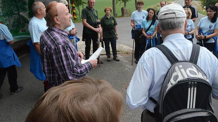 Bernd Graf (links), Sachgebietsleiter Kreisheimatpflege des Landkreises Kronach, war federführend für die DreifaltigkeitsWalkfahrt und informierte mit fundierten Kenntnissen über fränkische und thüringische Einflüsse der Heimatregion. Fotos: K.-H. Hofmann
