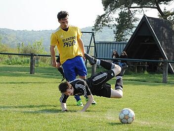 Abräum-Dienst: In die Horizontale befördert sieht sich Nüdlingens Stephan Buschbacher. Dafür verantwortlich gemacht werden darf Mitchel Römmelt vom PSV Bad Kissingen. Foto: Hopf