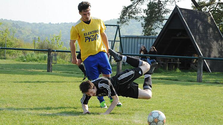 Abräum-Dienst: In die Horizontale befördert sieht sich Nüdlingens Stephan Buschbacher. Dafür verantwortlich gemacht werden darf Mitchel Römmelt vom PSV Bad Kissingen. Foto: Hopf