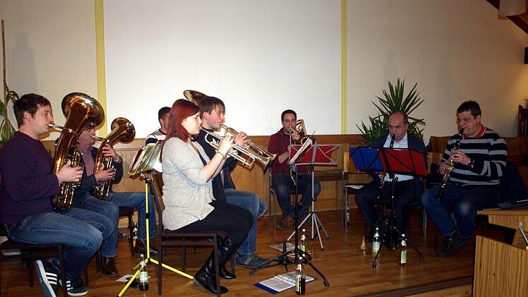 Die Bläsergruppe des Musikvereins Steinwiesen unter Leitung von Dirigent Wolfgang Schrepfer (rechts) umrahmte den offiziellen Teil des Neujahrsempfangs der Pfarrei St. Marien. Foto: Susanne Deuerling