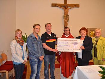 Spendenübergabe von 2000 Euro der Theatergruppe St. Wolfgang an die Pfarrei St. Wolfgang (von links): Martina Zimmermann (Pfarrgemeinderatsvorsitzende), Roy Fischer, Alexander Ludwig (Theatergruppe), Pfarrer Hans- Michael Dinkel, Elfriede Stey (Theatergruppe), Elvira Ludwig (Kirchenpflegerin). Foto: Hofmann