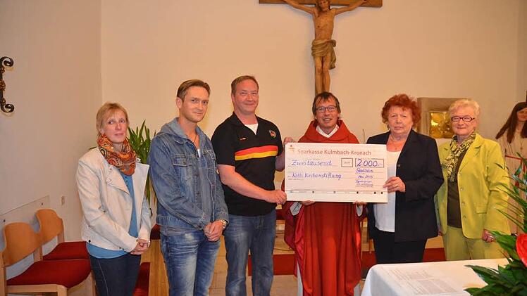 Spendenübergabe von 2000 Euro der Theatergruppe St. Wolfgang an die Pfarrei St. Wolfgang (von links): Martina Zimmermann (Pfarrgemeinderatsvorsitzende), Roy Fischer, Alexander Ludwig (Theatergruppe), Pfarrer Hans- Michael Dinkel, Elfriede Stey (Theatergruppe), Elvira Ludwig (Kirchenpflegerin). Foto: Hofmann