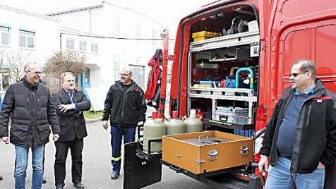 Alle Ausstattungsgegenstände im Fahrzeug haben ihren Platz. Auch der Landrat (links) lässt sich das von Toni Zirkelbach (rechts) zeigen. Mit im Bild (Zweiter von links) der Leiter der Lehrwerkstatt der Maschinenfabrik Fischer, Markus Petterich. Foto: Popp