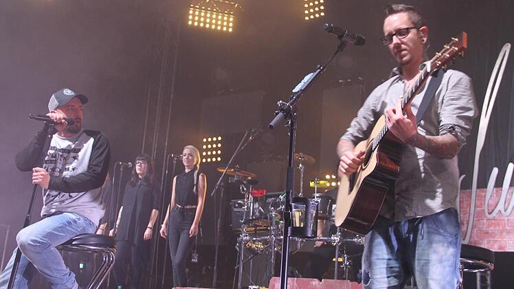 : Christopher Seiler (links) und Bernhard Speer (rechts) traten am Samstag in der Lichtenfelser Stadthalle auf.  Foto: Gerda Völk
