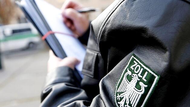 Der Zoll pr&uuml;ft Arbeitgeber auf Schwarzarbeit, Lohn-Prellerei und Betrug bei der Sozialversicherung. Aber im Gastgewerbe seien die Beamten viel zu selten unterwegs, kritisiert die Gewerkschaft NGG. Besonders die Einhaltung des Mindestlohns werde zu lasch kontrolliert.  Foto: NGG