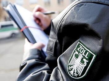 Der Zoll prüft Arbeitgeber auf Schwarzarbeit, Lohn-Prellerei und Betrug bei der Sozialversicherung. Aber im Gastgewerbe seien die Beamten viel zu selten unterwegs, kritisiert die Gewerkschaft NGG. Besonders die Einhaltung des Mindestlohns werde zu lasch kontrolliert.  Foto: NGG