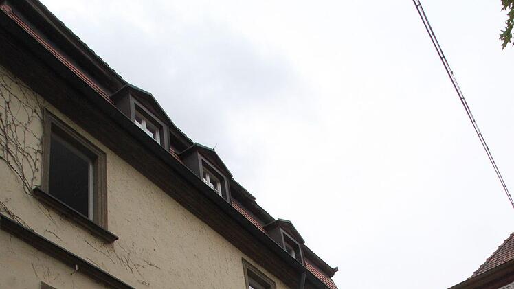 Die Volkshochschule in der Bauergasse ist in einem zum Teil maroden Zustand. Architekt Klaus Eschenbacher, OB Henry Schramm und Hochbauamtsleiter Bernd Ohnemüller (von links) erläutern die Pläne für die Sanierung. Der Gebäudeteil rechts wird abgerissen.
