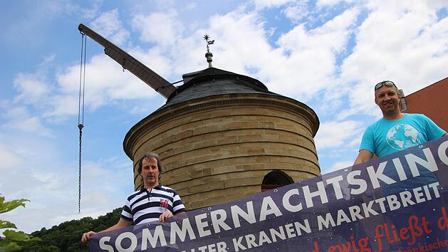 Rund um den Alten Kranen im Marktbreit (im Hintergrund) laden Achim Kn&ouml;chel, Wolf Demel und ihre Organisation "We for Future" zu einem "Zukunfts-Festival" ein.  Foto: Diana Fuchs