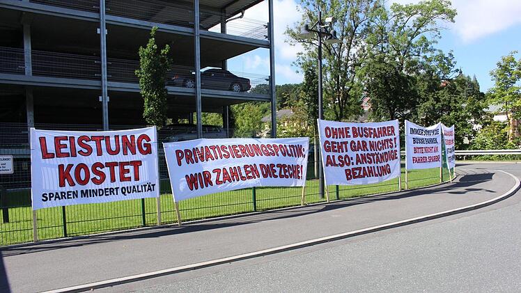Die streikenden Busfahrer haben sich mit Plakaten an der Zufahrt zum SÜC-Werksgelände in der Uferstraße postiert.  Foto: Ulrike Nauer