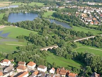 Unter den möglichen Arealen in Lichtenfels, die für eine Umgestaltung zu einem Gartenschaugelände in Frage kommen könnten, ist der Ortswiesensee am Main bei Oberwallenstadt. Foto: Matthias Einwag