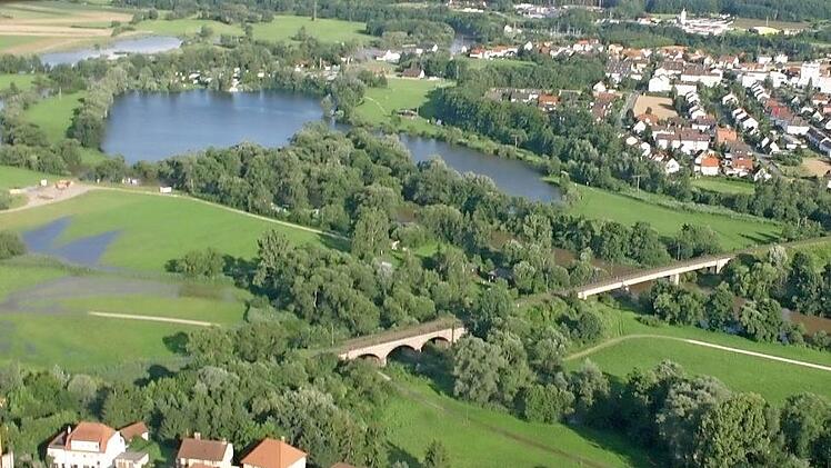 Unter den möglichen Arealen in Lichtenfels, die für eine Umgestaltung zu einem Gartenschaugelände in Frage kommen könnten, ist der Ortswiesensee am Main bei Oberwallenstadt. Foto: Matthias Einwag