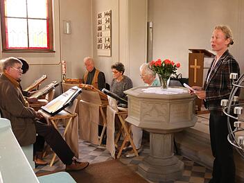 Mit fast sphärischen Klängen hüllte das Akkordzither-Sextett "Zitherklang" die Stadtsteinacher Christuskirche in der Andacht zum Abschluss des Pfarrfests ein. Foto: Klaus Klaschka