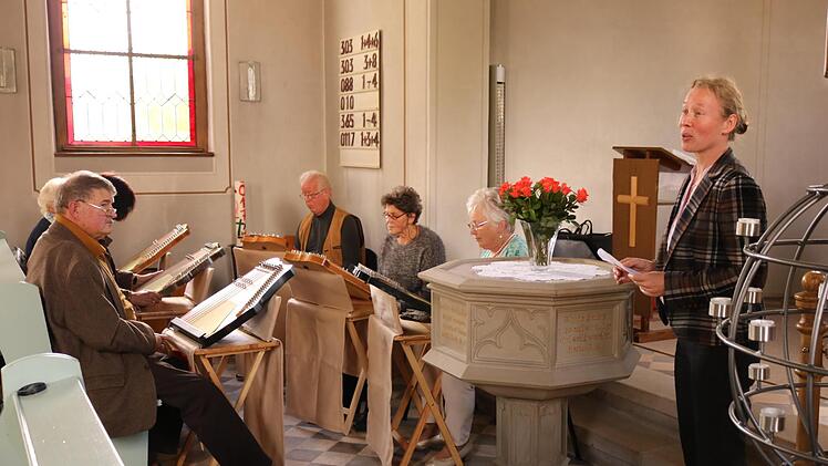 Mit fast sphärischen Klängen hüllte das Akkordzither-Sextett "Zitherklang" die Stadtsteinacher Christuskirche in der Andacht zum Abschluss des Pfarrfests ein. Foto: Klaus Klaschka