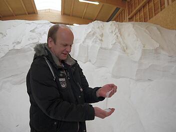 Qualitätskontrolle:  Vor dem fast 2000 Tonnen schweren Salzberg im Lager prüft  Edelbert Schöpplein seine Vorräte. "Der Reinheitsgrad ist der entscheidende Faktor für die Qualität", sagt   der Leiter der Straßenmeisterei des Landkreises.Berthold Köhler