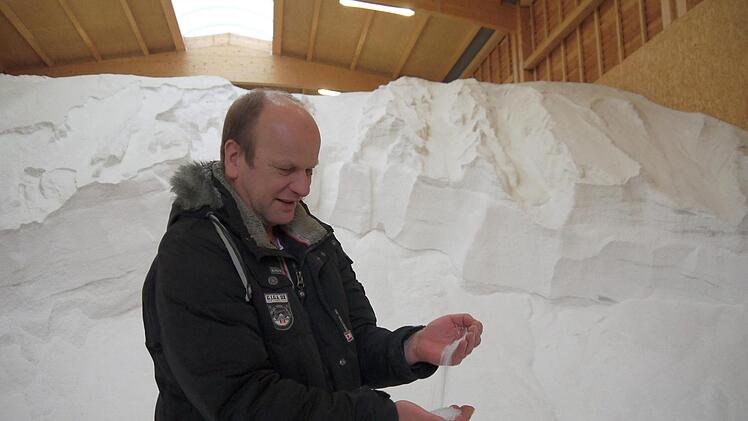 Qualitätskontrolle:  Vor dem fast 2000 Tonnen schweren Salzberg im Lager prüft  Edelbert Schöpplein seine Vorräte. "Der Reinheitsgrad ist der entscheidende Faktor für die Qualität", sagt   der Leiter der Straßenmeisterei des Landkreises.Berthold Köhler
