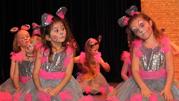 Bezaubernd: Die Little Dancer mit ihrem Schautanz "Mäuse". Foto: Stephan Stöckel