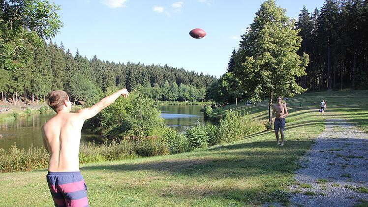 Die Jungs lassen den Football scharf fliegen. Foto: Andreas Schmitt