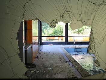 Scherben bringen Glück? Nicht immer. Der Abriss des Hallenbades ist beschlossen, aber Architekt Dag Schröder, der die Bauleitung und Bauüberwachung des Abrisses leiten sollte, hat hingeschmissen. Thomas Malz