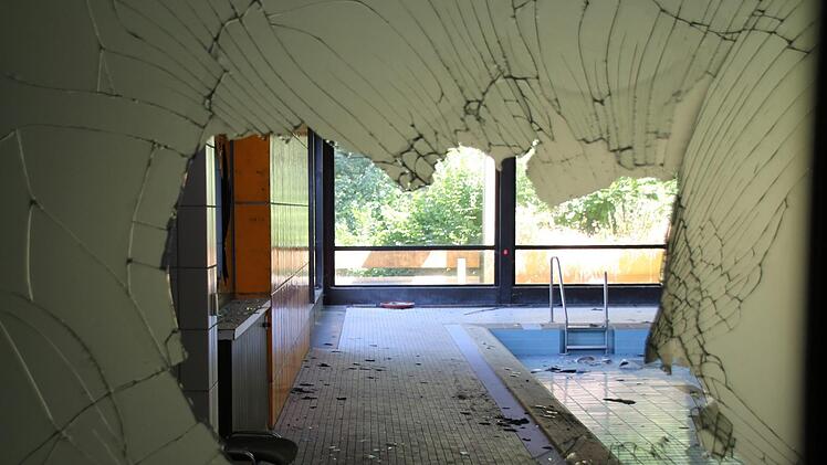 Scherben bringen Glück? Nicht immer. Der Abriss des Hallenbades ist beschlossen, aber Architekt Dag Schröder, der die Bauleitung und Bauüberwachung des Abrisses leiten sollte, hat hingeschmissen. Thomas Malz