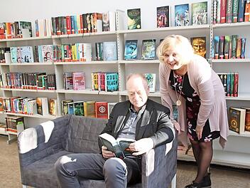 Barbara Gassauer von der Stadtbücherei zeigt Bürgermeister Helmut Blank die vergrößerte Jugendabteilung.  Foto: Thomas Malz