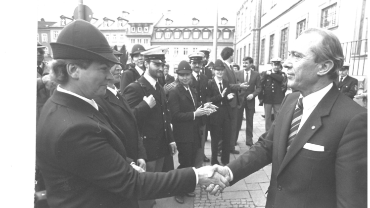 Oberbürgermeister Paul Röhner (CSU) 1986 mit den ersten Bamberger Parküberwachern Foto: FT-Archiv