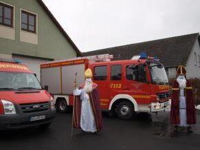 Mit Blaulicht vorm Haus machte Bischof Nikolaus in dem Jahr Station bei den Arnshäuser Kindern. Foto: Michaela Atzler