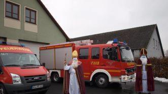 Mit Blaulicht vorm Haus machte Bischof Nikolaus in dem Jahr Station bei den Arnshäuser Kindern. Foto: Michaela Atzler