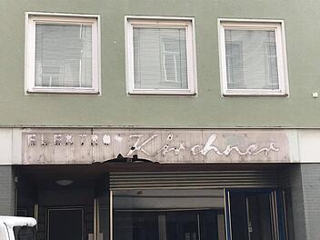 Bis Mitte der 1970er Jahre befand  sich in der Ketschengasse 35 das Geschäft "Elektro Kirchner" - jetzt sind die Überbleibsel des alten Schriftzugs wieder zu sehen.