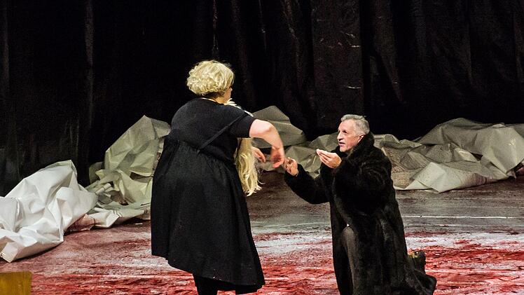 Wotans Abschied am Landestheater Coburg: Probenszene aus dem 3. Akt von Wagners "Walküre" mit Asa Jäger als Brünnhilde und Michael Lion als Wotan.Foto: Jochen Berger