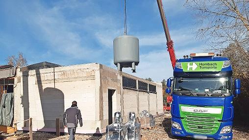 Die neuen Filterkessel f&uuml;r das Freibad werden in den Erweiterungsbau gehoben.