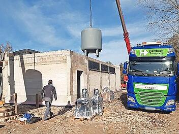 Die neuen Filterkessel f&uuml;r das Freibad werden in den Erweiterungsbau gehoben.