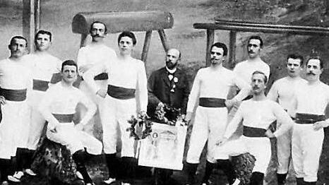 Die Musterriege des Bamberger MTV beim Bayerischen Turnfest in Ansbach  1897. Auch dieses Bild ist in der Gaststätte des Vereins an der Jahnstraße zu bewundern.