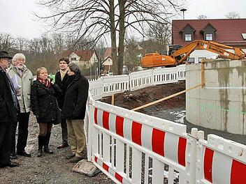 Wie geht es weiter mit dem Löschwasserbehälter? Die weiße Linie am Bauwerk zeigt den Vorschlag von Bürgermeister Dieter Adam (links), dort den Behälter abzuschneiden. Hauptkonservator Ulrich Kahle (rechts) sowie die Landratsamts-Juristen Jürgen Meins (Zweiter von links) und Philipp Hetzel (Zweiter von rechts) schlugen vor, den Behälter bis zur grünen Linie zu kappen, die das alte Geländeniveau darstellt. Mit im Bild Martina Hagenbucher von der Unteren Denkmalschutzbehörde.  Foto: Jürgen Gärtner