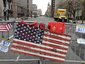 Während Boston der Opfer der Bombenanschläge gedenkt, wird in Deutschland über eine stärkere Videoüberwachung diskutiert. Foto: Michael Reynolds/dpa