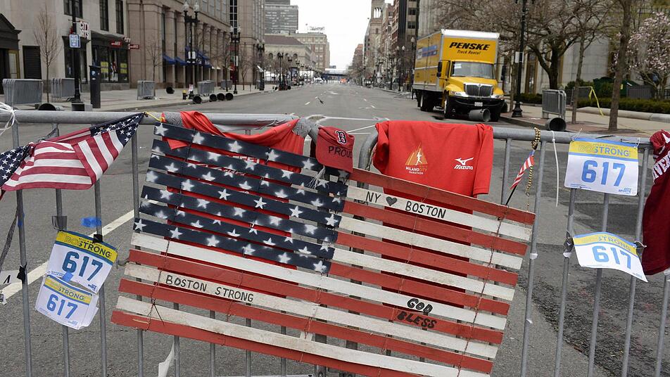 Während Boston der Opfer der Bombenanschläge gedenkt, wird in Deutschland über eine stärkere Videoüberwachung diskutiert. Foto: Michael Reynolds/dpa