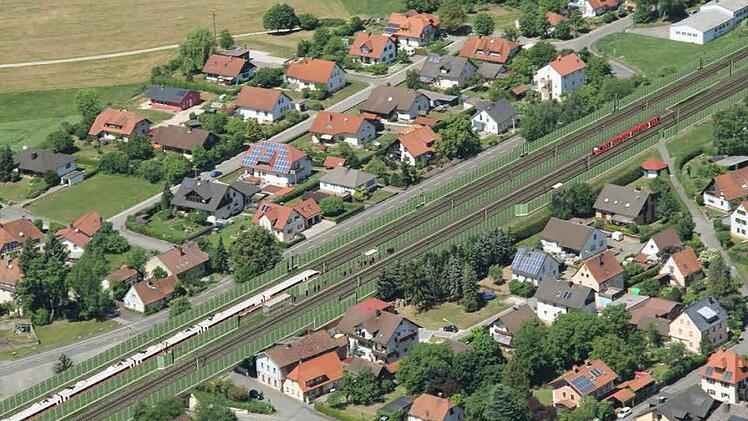 Ebensfeld nach dem Ausbau der ICE-Strecke, wie es eine Computeranimation der Deutschen Bahn zeigt.