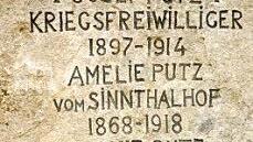 Helmut Marx hatte den frisch restaurierten Grabstein 1990 fotografiert, damals war die Schrift auch noch deutlich zu lesen.