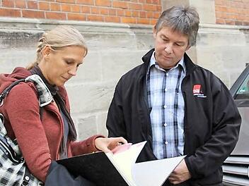 Ulrich Wenzel mit seiner Verteidigerin Katja-Bernadette Günther vor dem Gebäude des Coburger Arbeitsgerichtes. Im Prozess zwischen ihm und der Firma Moll gab es einen Vergleich. Wenzel verlässt das Unternehmen zum 31. März kommenden Jahres. Foto: Tobias Kindermann