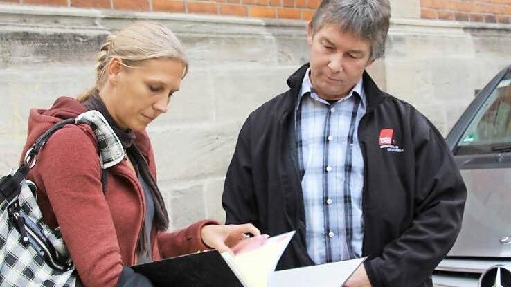 Ulrich Wenzel mit seiner Verteidigerin Katja-Bernadette Günther vor dem Gebäude des Coburger Arbeitsgerichtes. Im Prozess zwischen ihm und der Firma Moll gab es einen Vergleich. Wenzel verlässt das Unternehmen zum 31. März kommenden Jahres. Foto: Tobias Kindermann