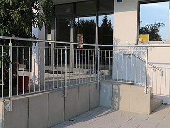 Das Geländer im Treppenbereich der Einhard-Grundschule wurde bereits erneuert.  Foto: Gerd Schaar