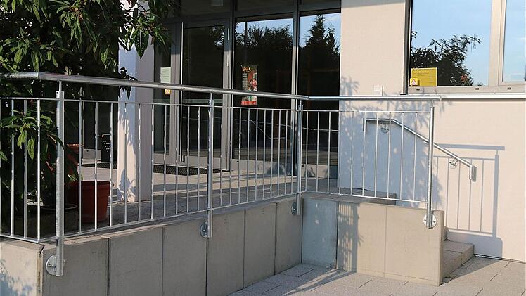 Das Geländer im Treppenbereich der Einhard-Grundschule wurde bereits erneuert.  Foto: Gerd Schaar