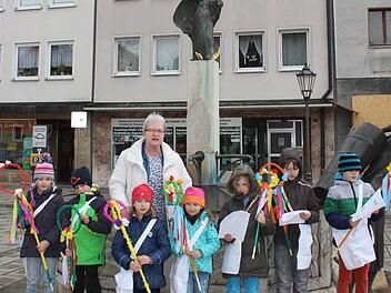 Vom Marienbrunnen auf dem Marktplatz aus besuchten die Buben und Mädchen der örtlichen Landsmannschaft Schlesien mit ihrer Vorsitzenden Anneliese Woschke die Ebermannstadter Bürger, um mit ihrem Sommersingen die warme Jahreszeit zu begrüßen. Foto: fra-press