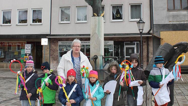 Vom Marienbrunnen auf dem Marktplatz aus besuchten die Buben und Mädchen der örtlichen Landsmannschaft Schlesien mit ihrer Vorsitzenden Anneliese Woschke die Ebermannstadter Bürger, um mit ihrem Sommersingen die warme Jahreszeit zu begrüßen. Foto: fra-press